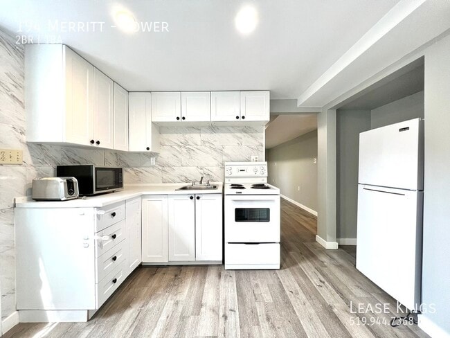 Building Photo - Updated 2 Bed 1 Bath Lower w Private Entra...