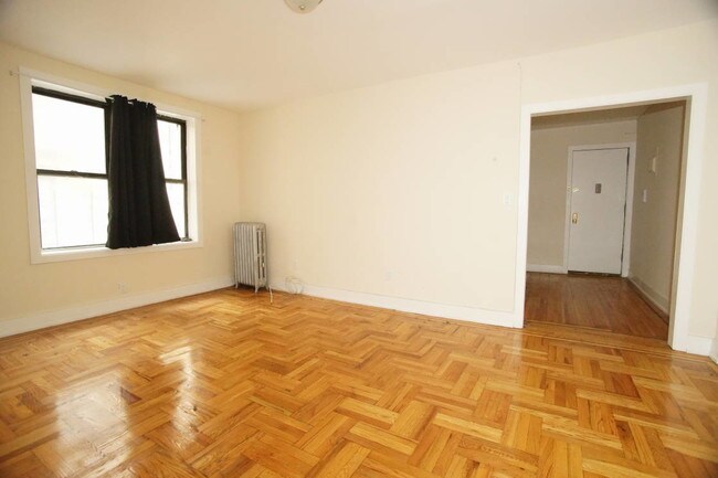 Building Photo - 686 E 234th St