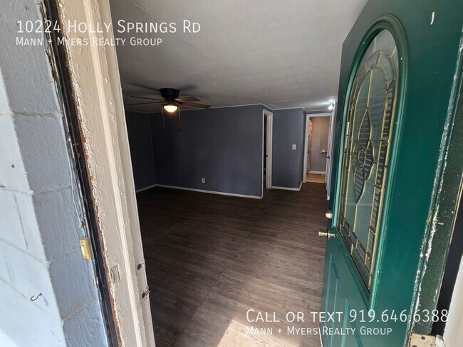 Foto del edificio - 10224 Holly Springs Rd