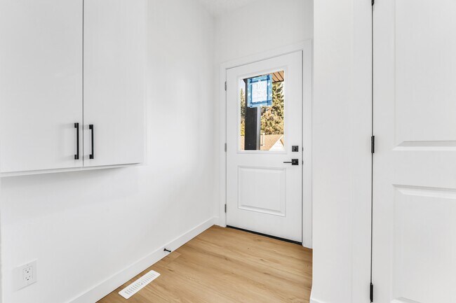 Building Photo - 10631-148 148 St NW