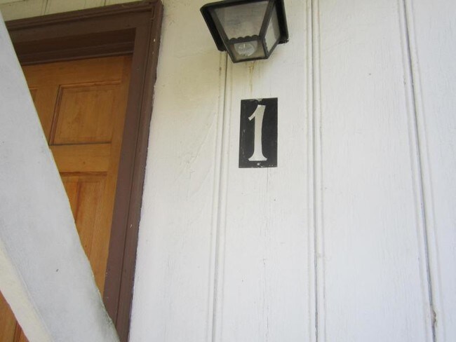 Building Photo - 142 Spencer Rd, #1