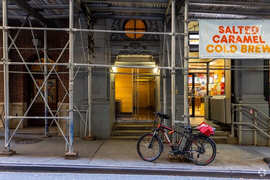 Entrada - 50 Pine St