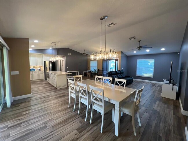 Building Photo - 3 Stirrup Ct