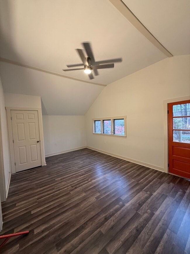 Foto del edificio - 598 Lonely Cottage Rd