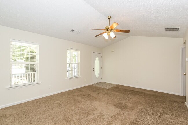 Building Photo - 43 Roxbury Ln