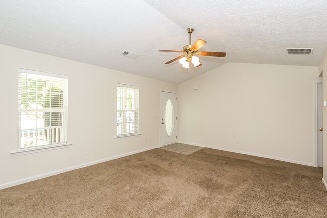 Foto del edificio - 43 Roxbury Ln