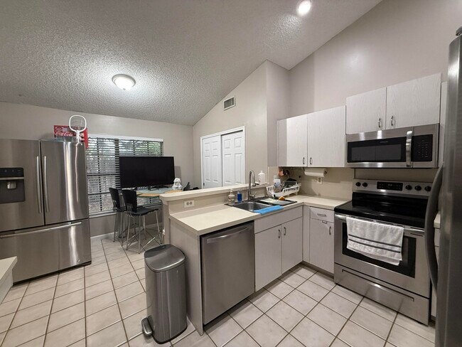 Building Photo - 13025 Meadowbreeze Dr