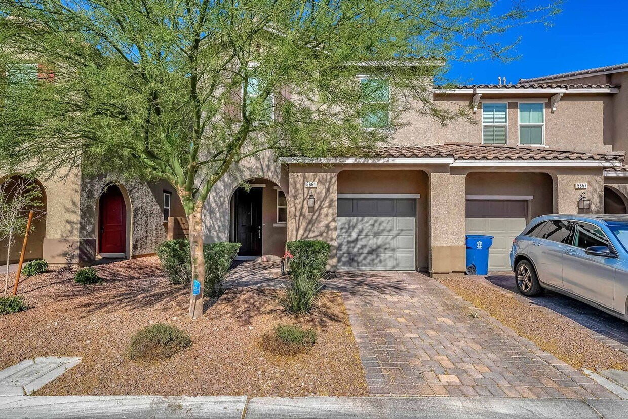Foto principal - Desirable Southwest Townhome: Luxury Living!