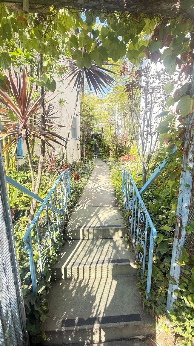 Foto del edificio - 1701 Nichols Canyon Rd