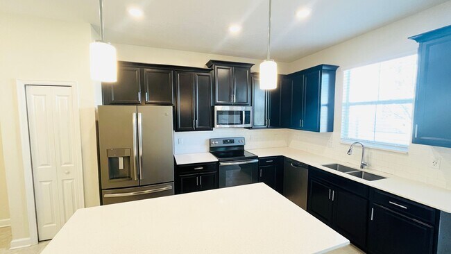 Foto del edificio - 4 bed 3.5 bath Townhouse In Storey Lake