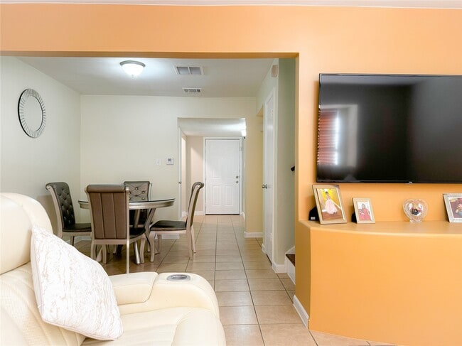 Building Photo - 6551 S Briar Bayou Dr