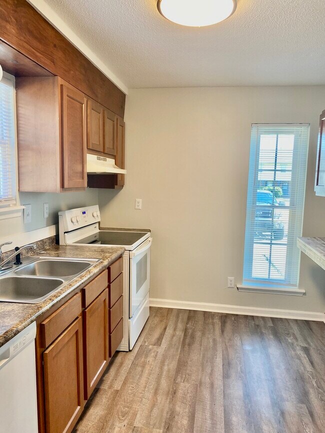 Building Photo - East Brainerd 2Bed/1.5Bath Townhome: Centr...