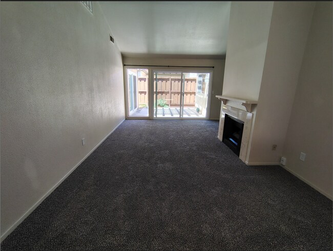Foto del edificio - 1005 Sylvan Meadows Dr