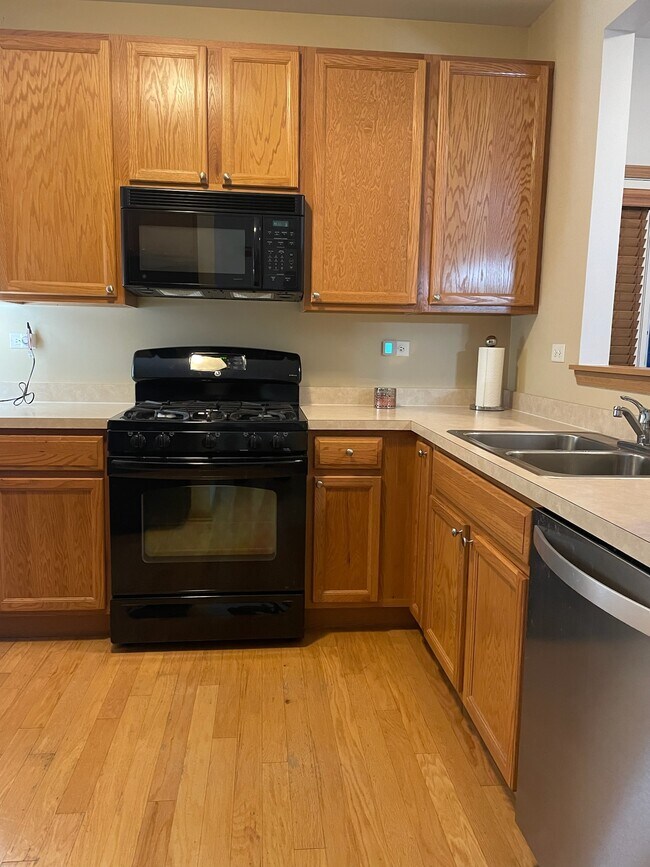 Foto del edificio - 2452 Golf Ridge Cir