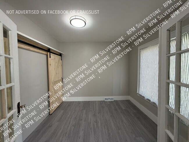 Foto del edificio - 1228 E Meyers Ave