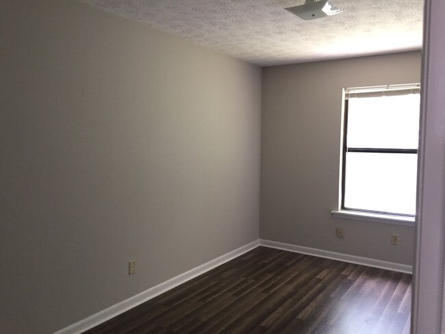 Building Photo - McCullars- 422