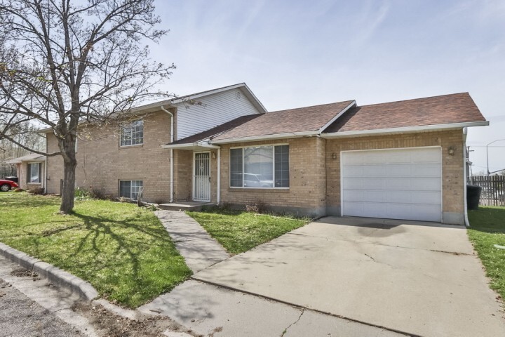 Primary Photo - 3 Bedroom / 2 Bath Home in Bountiful!