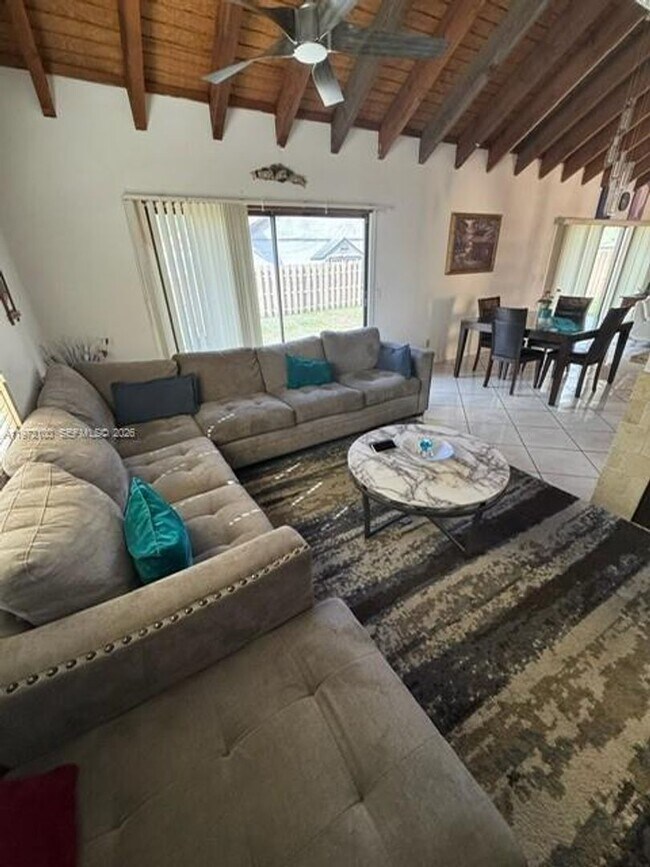 Foto del edificio - 2560 Azalea Ave