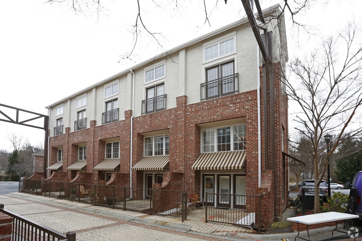 Primary Photo - 400 Brickworks Cir NE