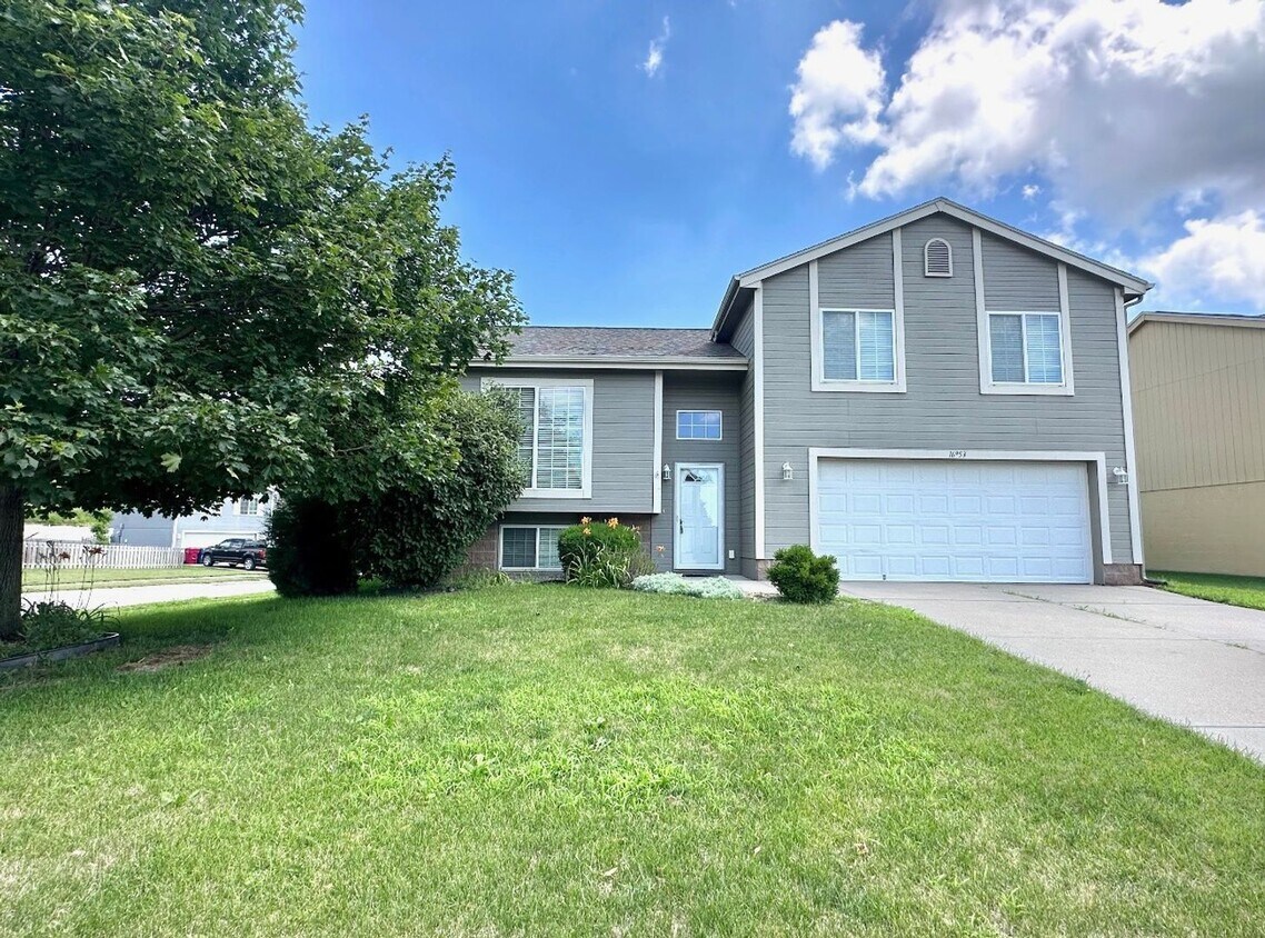 Foto principal - 16853 Browne St
