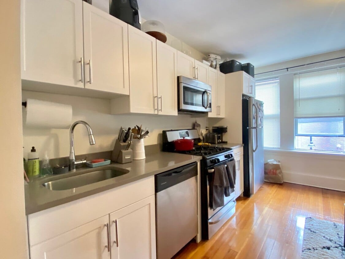 Primary Photo - Nicely renovated 2 bed in Brookline.