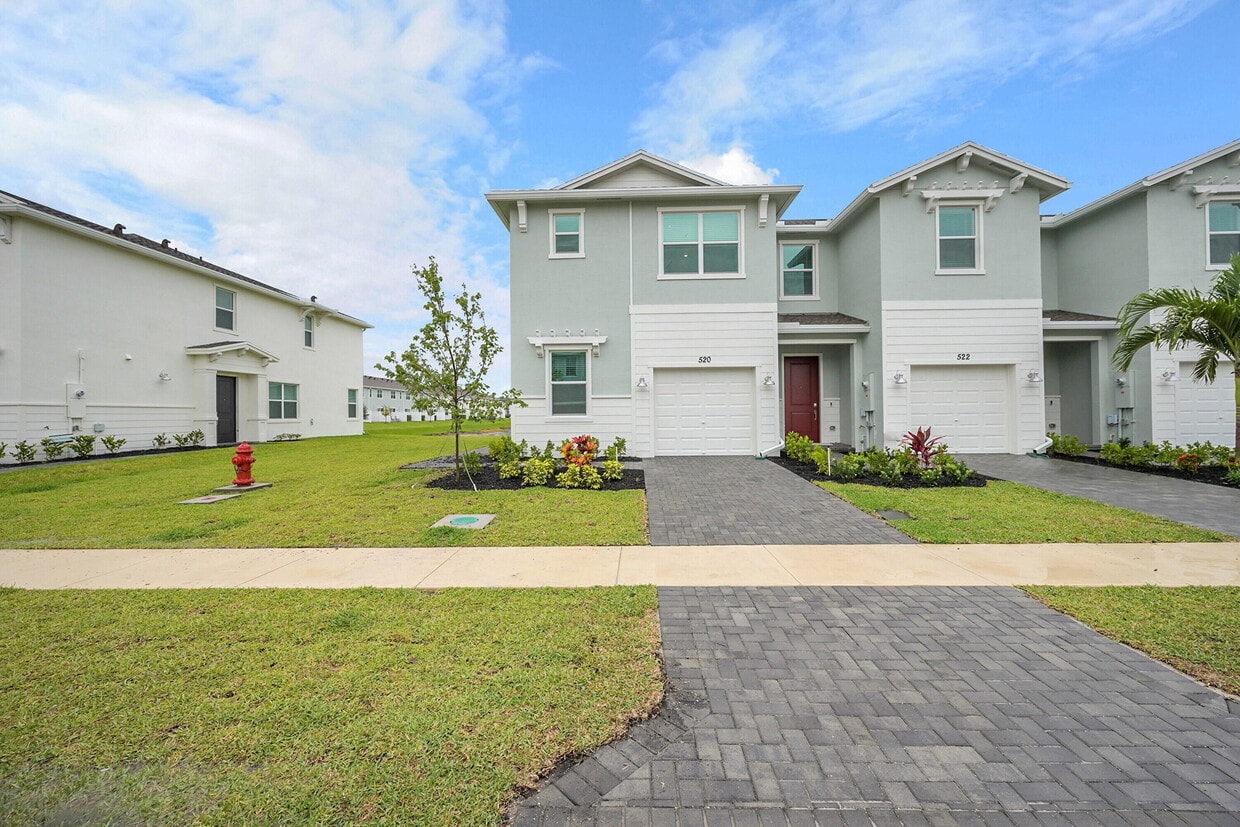 Foto principal - 520 Rivergrass St