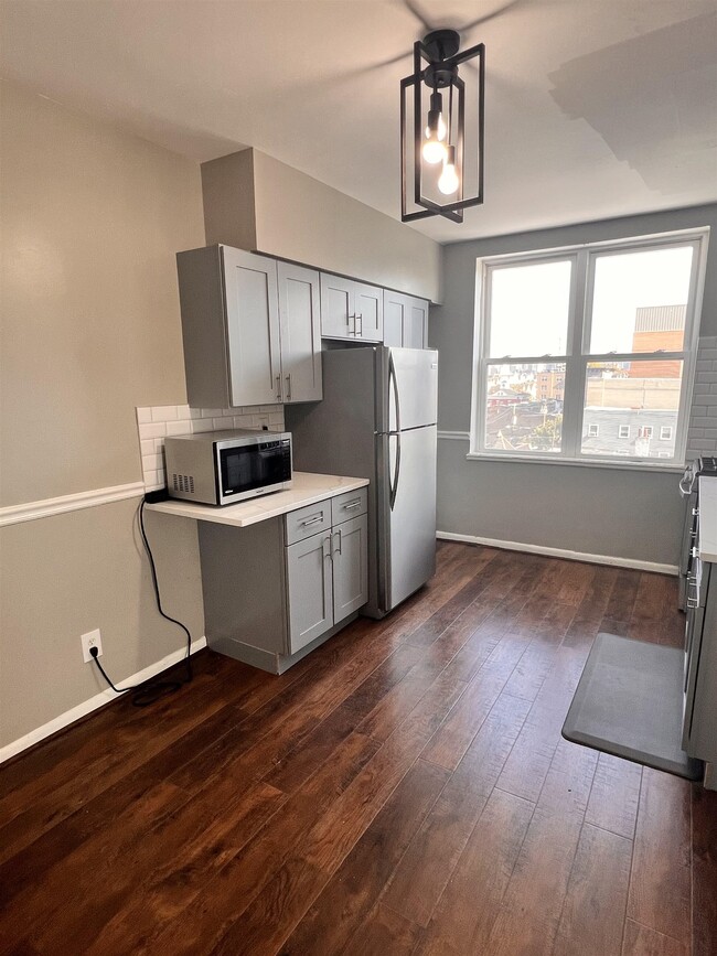 Building Photo - 217 44TH St