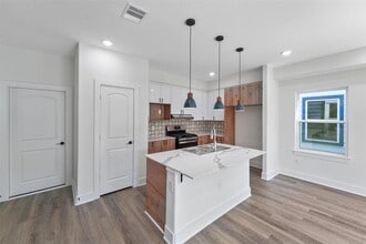 Building Photo - 855 S Victory Dr