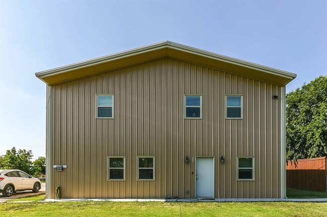 Building Photo - 2691 Blue Mound Rd W