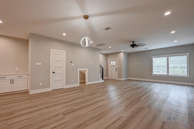 Building Photo - 807 Avenue J