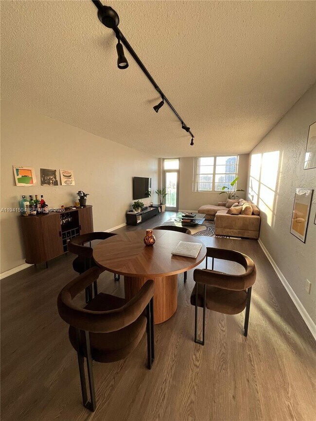 Foto del edificio - 19390 Collins Ave