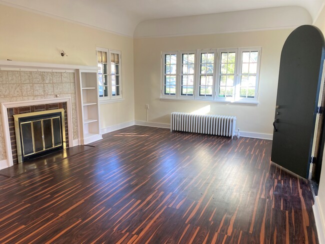 Living Room, Front Door - 1133 E Platte Ave