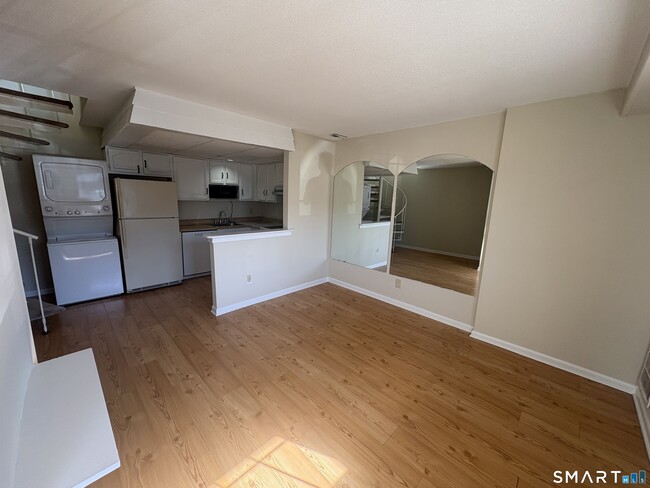 Foto del edificio - 330 Short Beach Rd