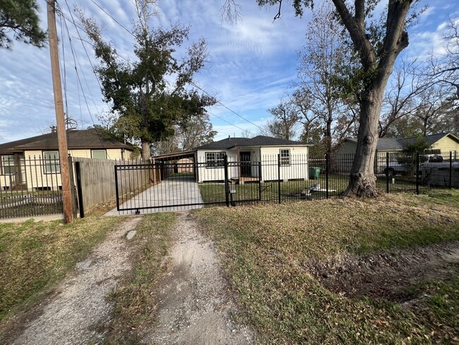 Photo - 10438 Barnham St House