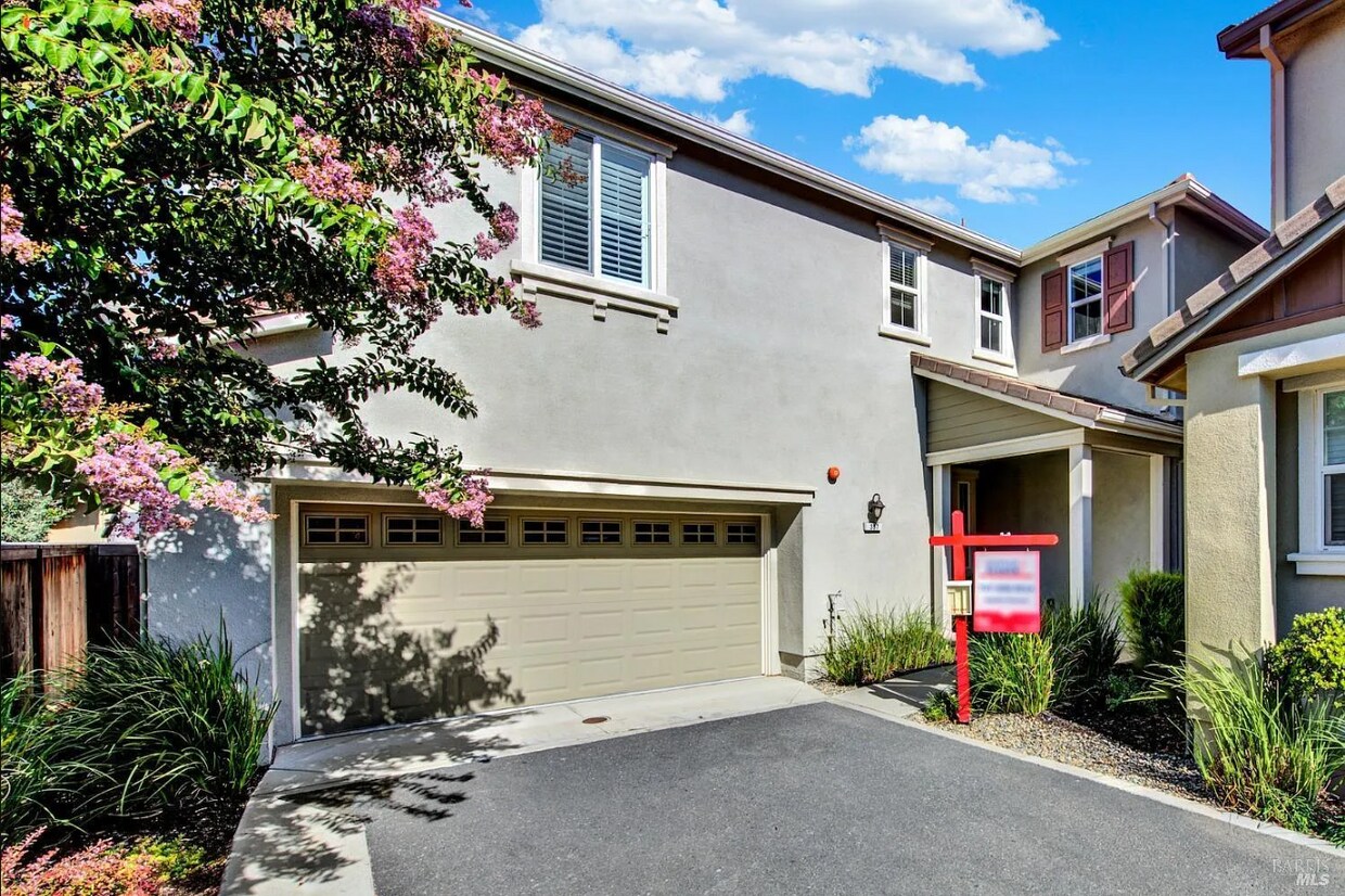Foto principal - 387 Goddard Ct