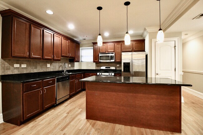 Building Photo - 5528 S Indiana Ave