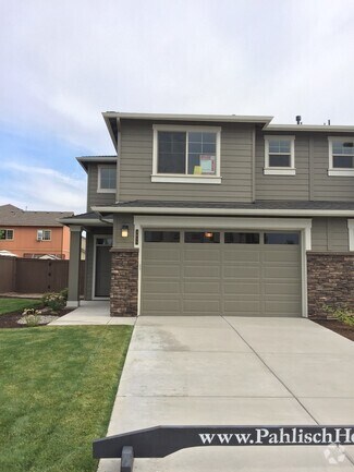 Building Photo - 3055 SW Black Butte Ln