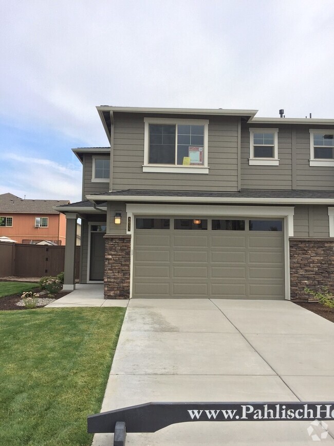 Building Photo - 3055 SW Black Butte Ln