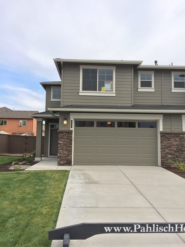 Foto principal - 3 Bed/2.5 Bath Townhome in the Deer Crossi...