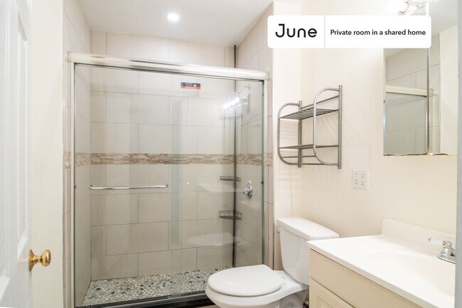 Foto del edificio - Room in Shared 5 bed/1 bath home