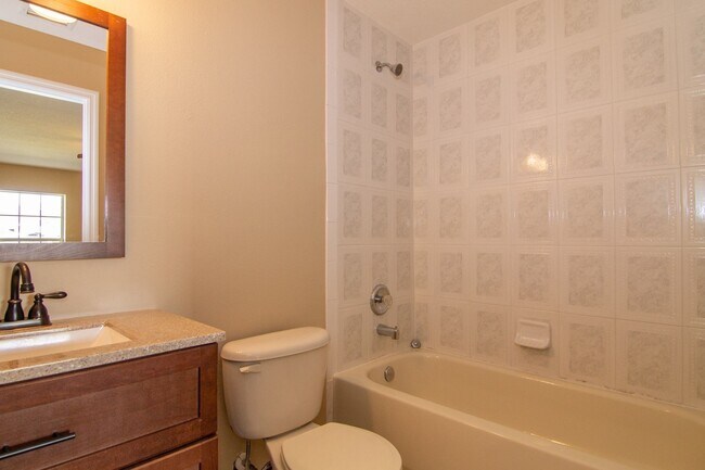 Foto del edificio - 4/3 Duplex Home in Poinciana Available, April 2026