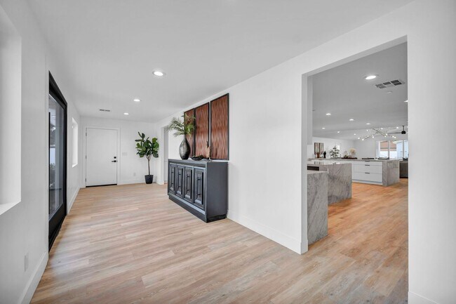 Foto del edificio - Meticulously renovated single-story contemporary estate