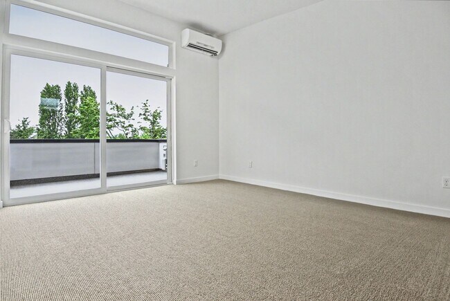 Foto del edificio - AVAILABLE AUGUST 14th! Modern Townhome w/ Private Balcony, AC, & Reserved Parking in Central Area
