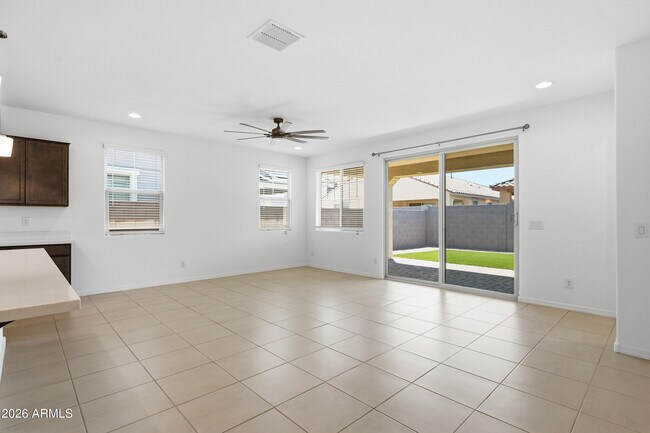 Foto del edificio - 3810 N 101st Dr