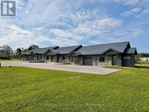 Building Photo - 18 Maple Golf Crescent