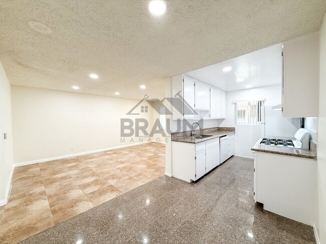 Building Photo - 221 W Elm Ave
