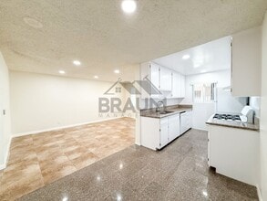 Building Photo - 221 W Elm Ave