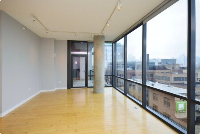 Building Photo - 860 W Blackhawk St