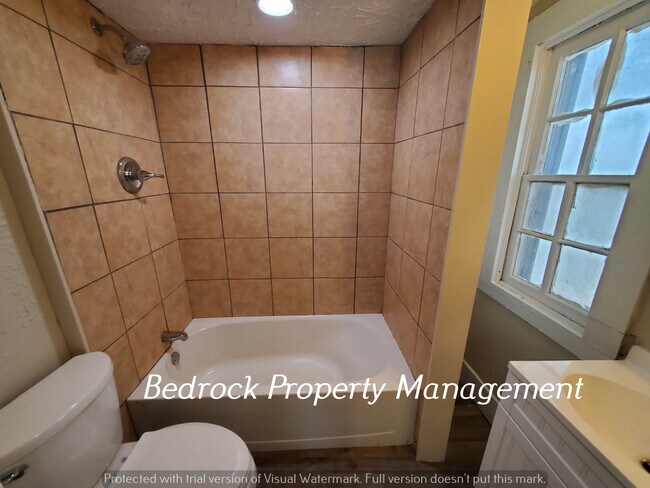 Building Photo - 517 12th Ave NW