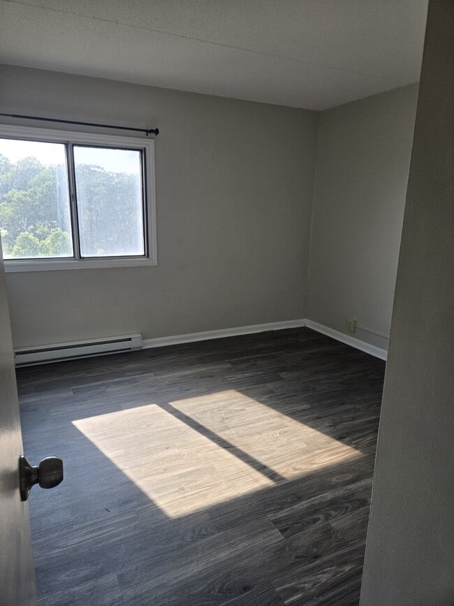 Building Photo - 411 Ellerdale St